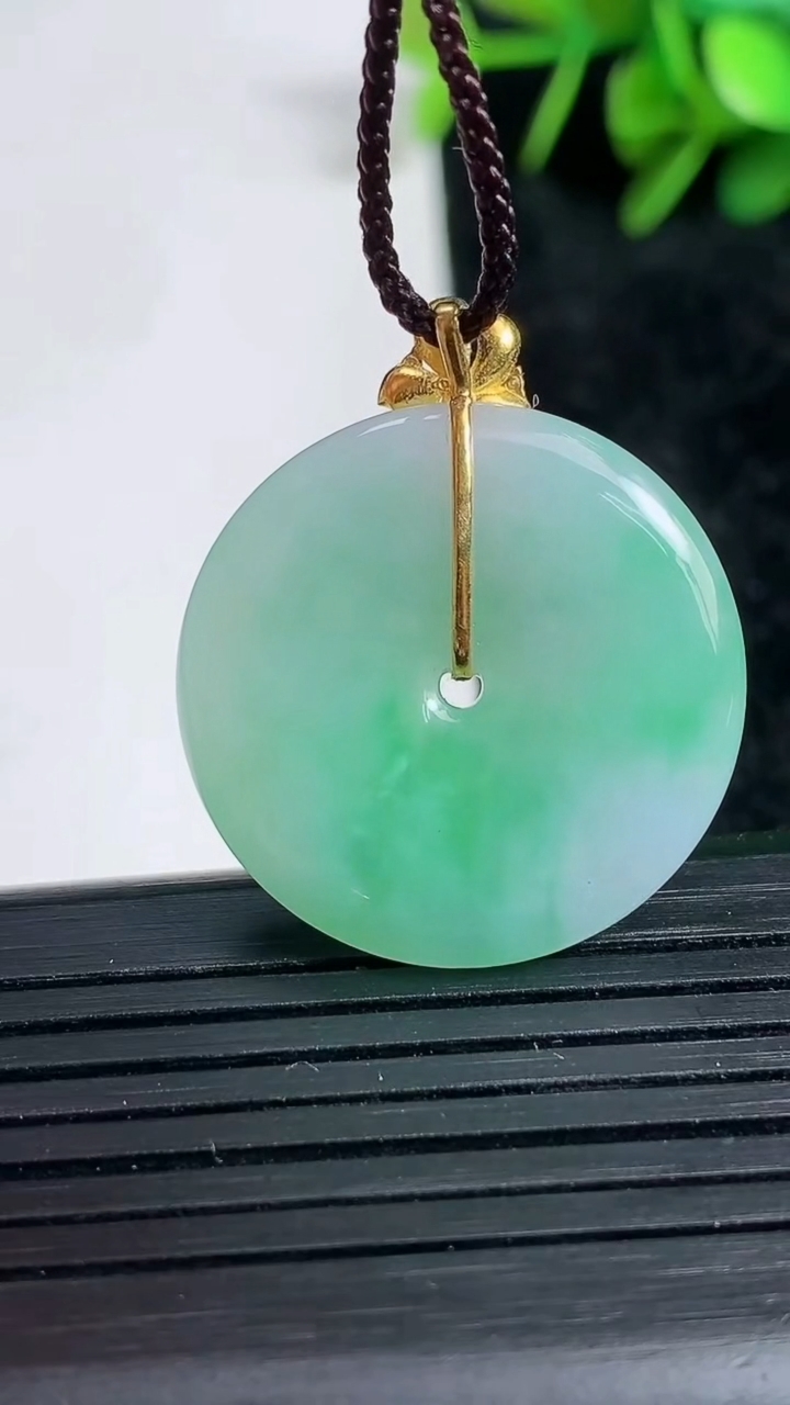 天然A货翡翠平安扣吊坠尺寸25.9-4.4重量:7.07g
3月23日