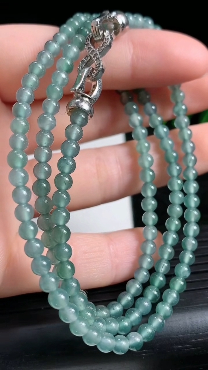 天然A货翡翠小米珠项链尺寸3.9重量:15.06g
3月23日