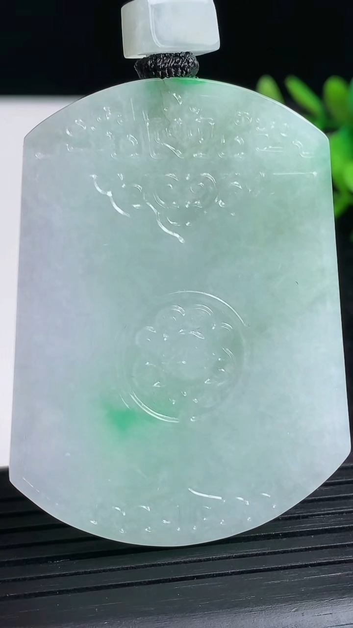 天然A货翡翠仿古无事牌吊坠尺寸55.4-42.1-5.8重量:42.95g
3月23日