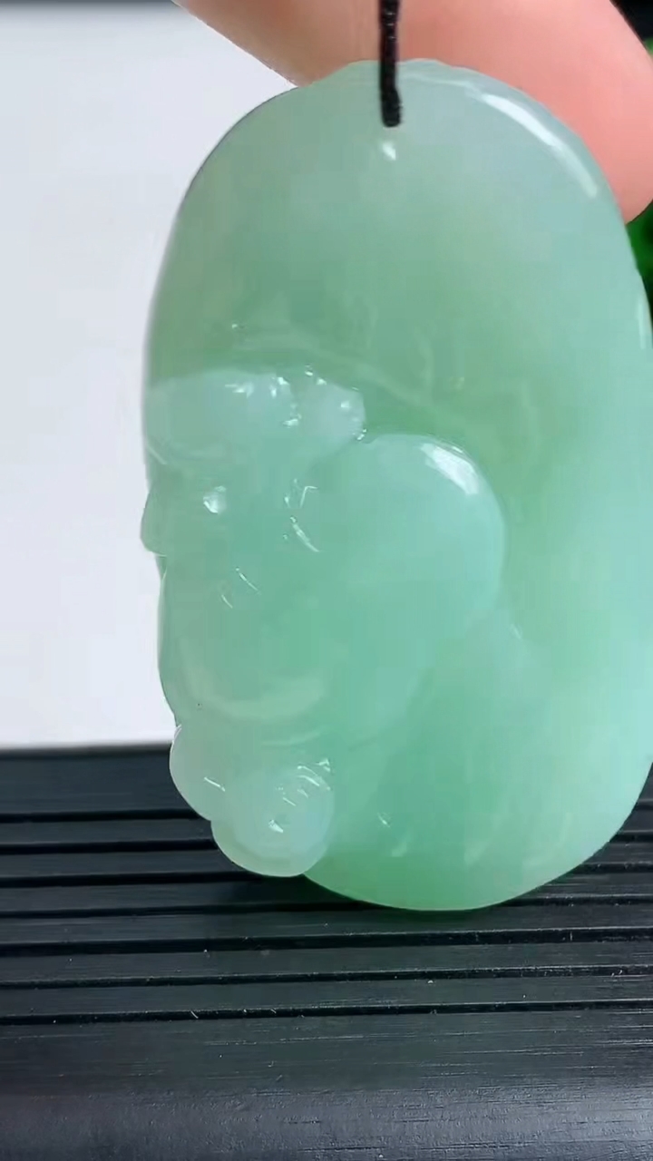 天然A货翡翠龙牌吊坠尺寸49.6-28.5-11.6重量:31.25g
3月23日