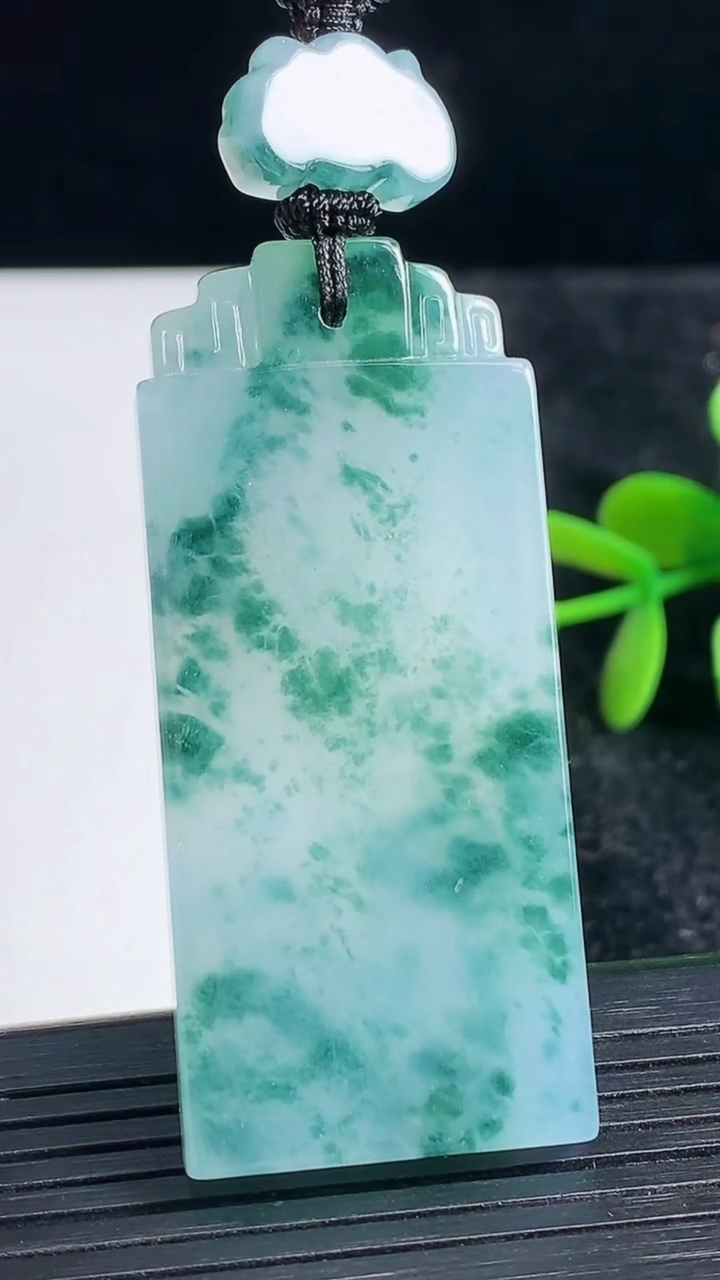 天然A货翡翠种飘花无事牌吊坠尺寸53.3-23.5-5.4重量:26.29g
3月23日