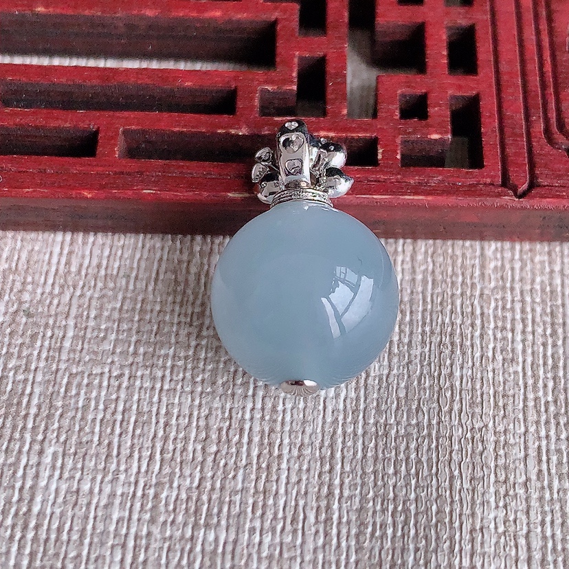 天然A货翡翠18K金伴钻镶嵌紫罗兰圆珠转运珠吊坠 
尺寸23.5-14.5mm 重量6.10g 03