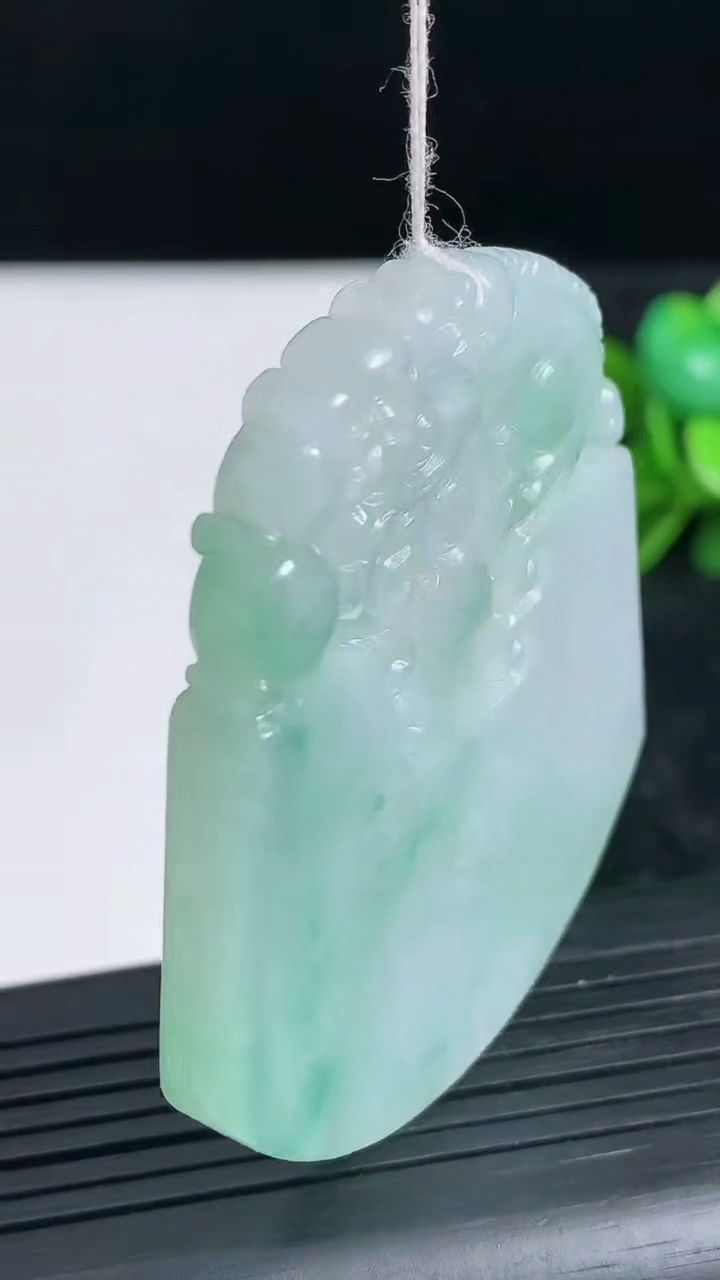 天然A货翡翠貔貅吊坠尺寸51.7-44.1-6.1重量:34.24g
3月23日