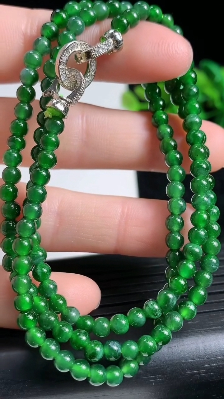 天然A货翡翠小米珠项链尺寸3.9重量:15.38g
3月23日