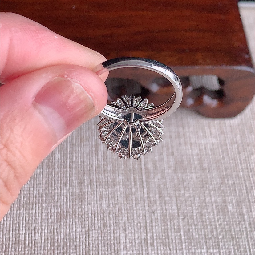 天然A货翡翠18K金伴钻镶嵌满绿蛋面戒 圈口17.4裸石
尺寸11.8-9.3mm 重量3.60g 0322