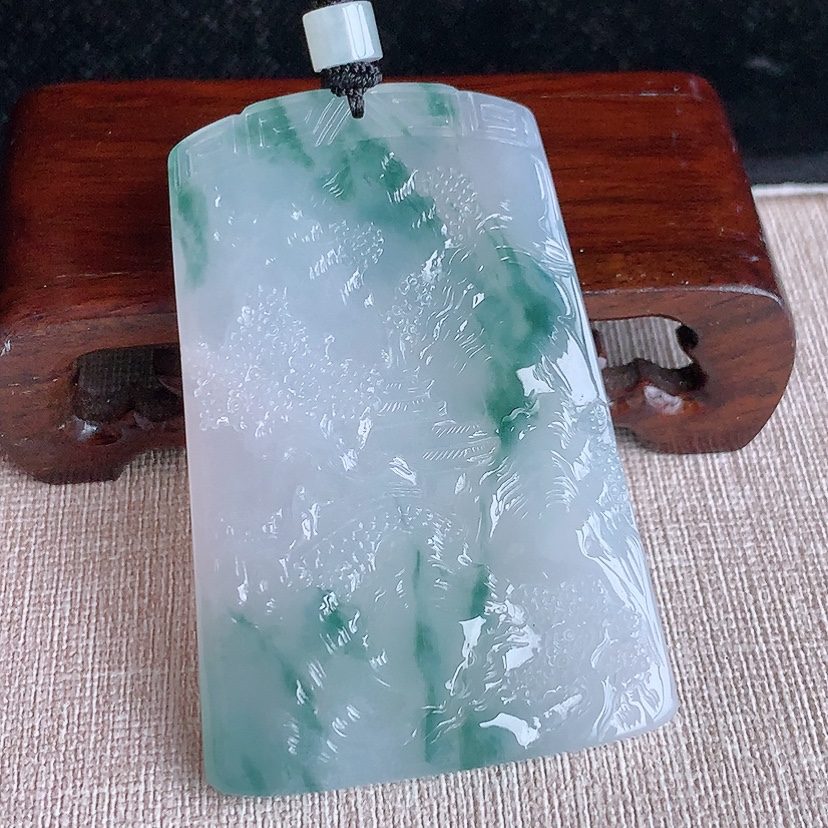 天然A货翡翠飘花意境山水牌吊坠 
尺寸68-44.8-6mm 重量52.06g 0322