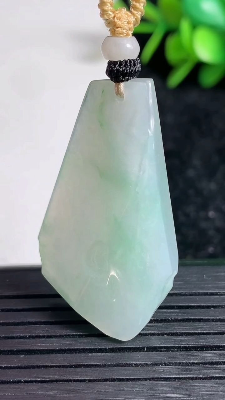 天然A货翡翠原石吊坠尺寸39.2-22.4-7.6重量:11.59g
3月23日