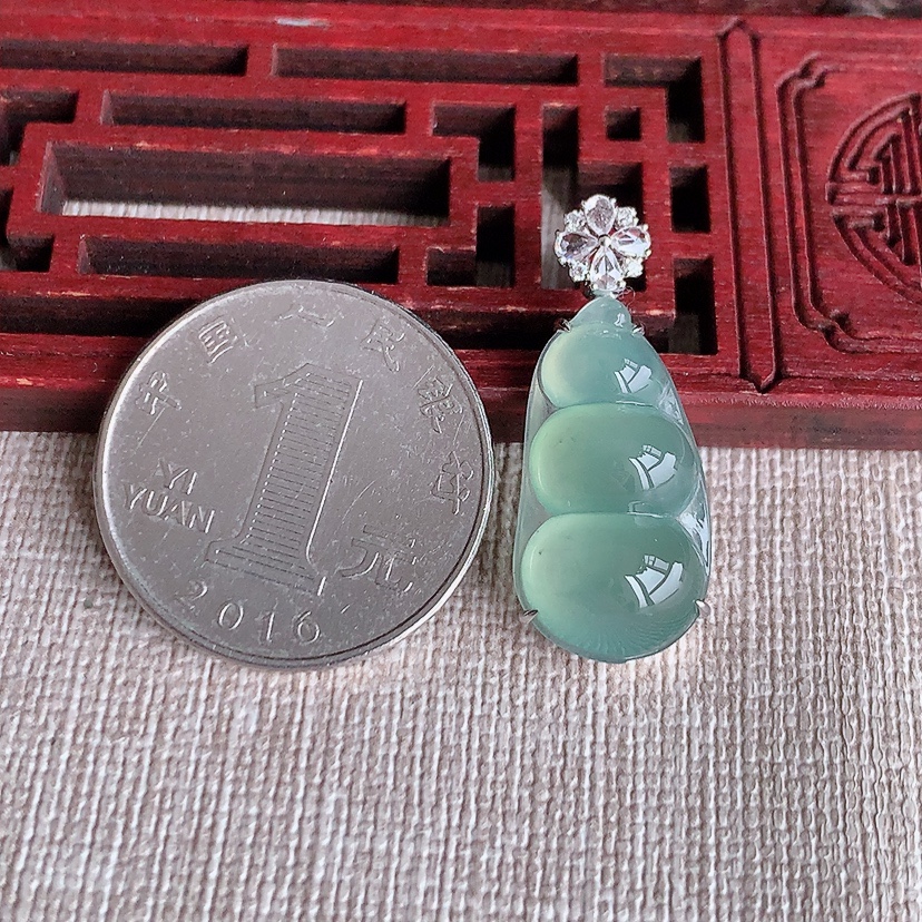 天然A货翡翠18K金伴钻镶嵌晴水四季豆福豆平安豆吊坠 
尺寸29.5-23-12-7.6mm 重量3.53g 0322