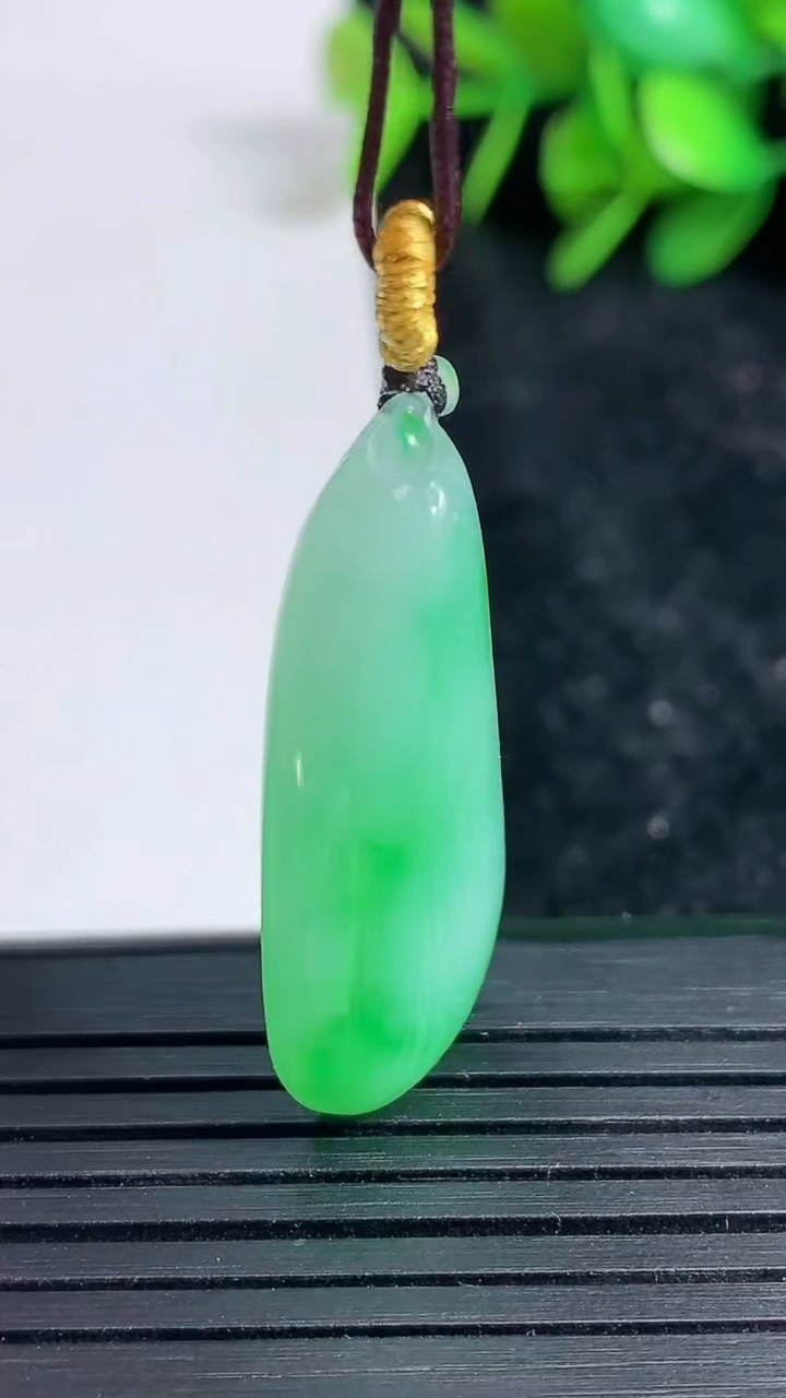 天然A货翡翠福瓜吊坠尺寸35-15-6.6重量:7.15g
3月23日