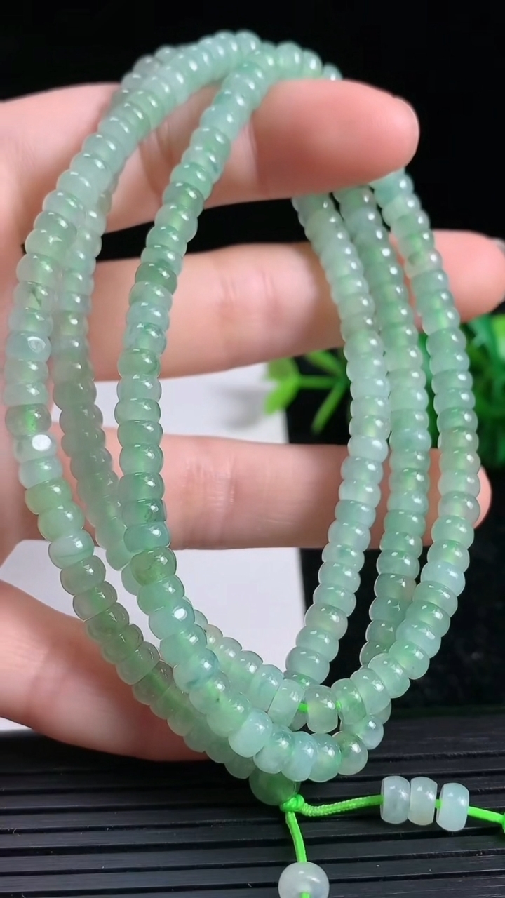 天然A货翡翠算盘珠项链尺寸5-2.8重量:34.54g
3月23日