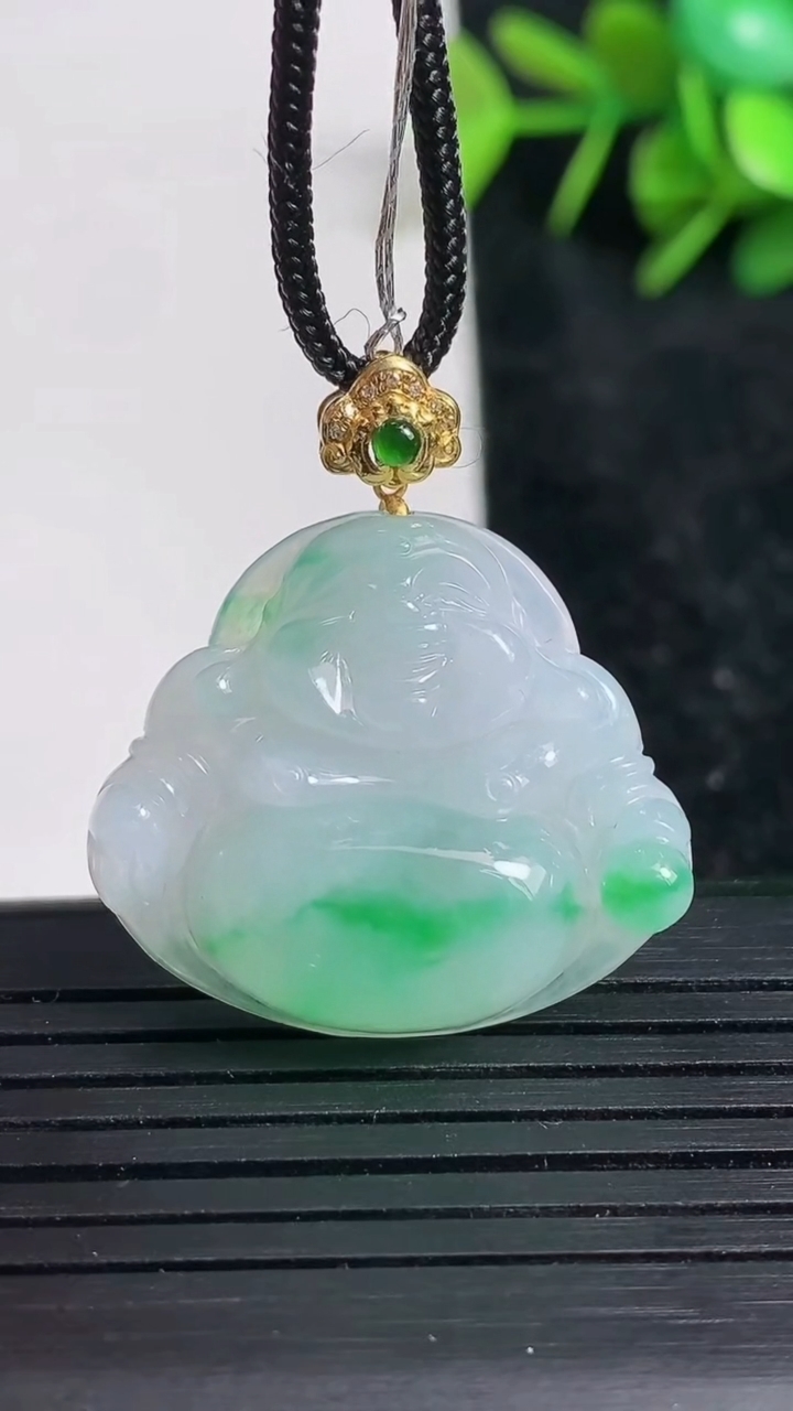 天然A货翡翠佛公吊坠尺寸24.7-28.2-5.7重量:6.93g
3月23日