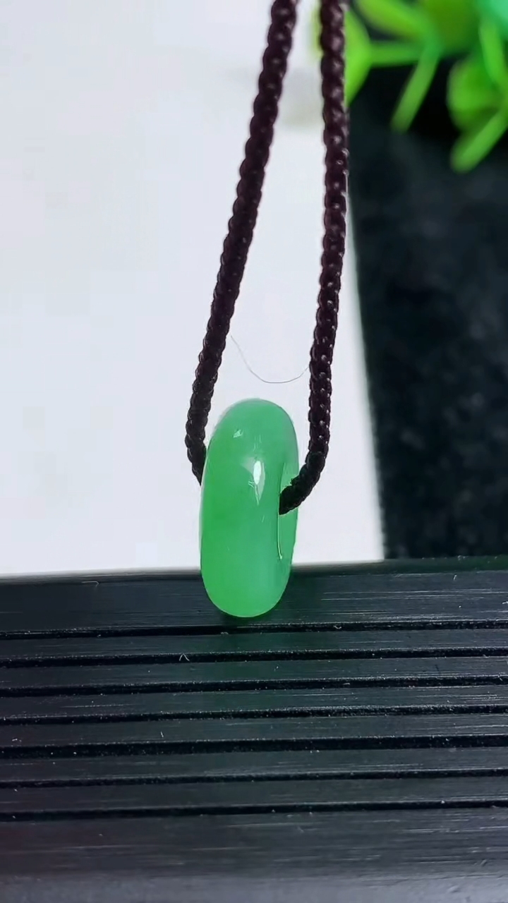 天然A货翡翠平安扣吊坠尺寸15.6-5.2重量:2.91g
3月23日