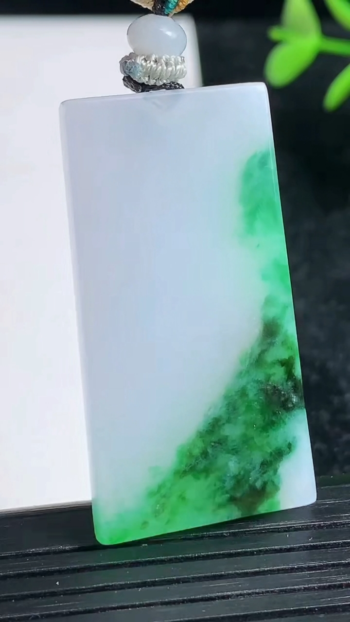 天然A货翡翠无事牌吊坠尺寸42.8-22.-3.6重量:14.75g
3月23日