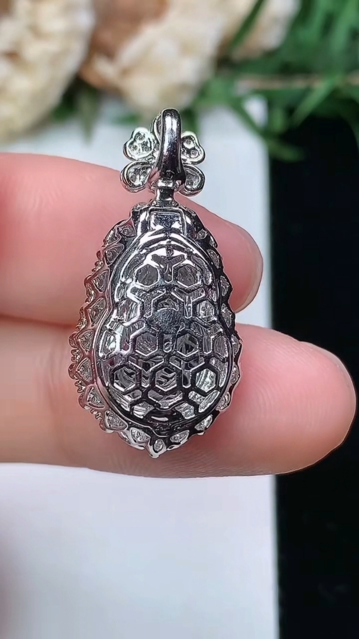 天然A货翡翠葫芦吊坠，尺寸26.2-13.2-10.8，裸石13-8.6，重量:4.00g
3月23日