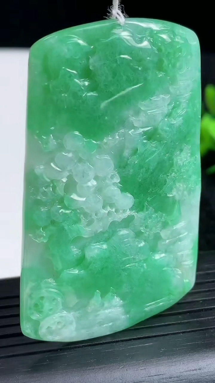 天然A货翡翠山水牌吊坠尺寸58.5-36.9-5.1重量:26.58g
3月23日