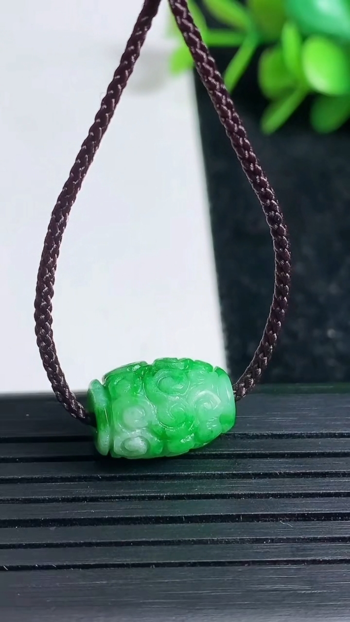 天然A货翡翠雕花路路通吊坠尺寸9.7-14.3重量:2.59g
3月23日