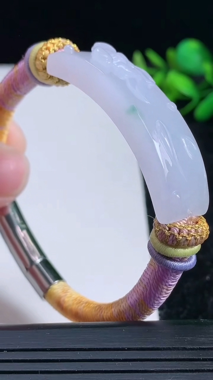 天然A货翡翠飘花和和美美 荷叶鱼手牌尺寸45.8-13.6-8.9重量:24.34g
3月23日