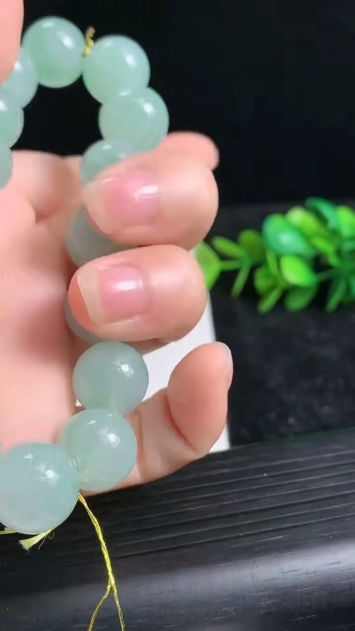 天然A货翡翠圆珠手串尺寸12.5-16颗重量:58.94g3月23日
工厂直销收藏佳品,种好水足，色泽均匀，有种有色，上手高大气！