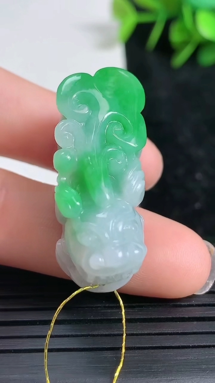 天然A货翡翠貔貅吊坠尺寸33.1-13.9-16.1重量:15.53g
3月23日