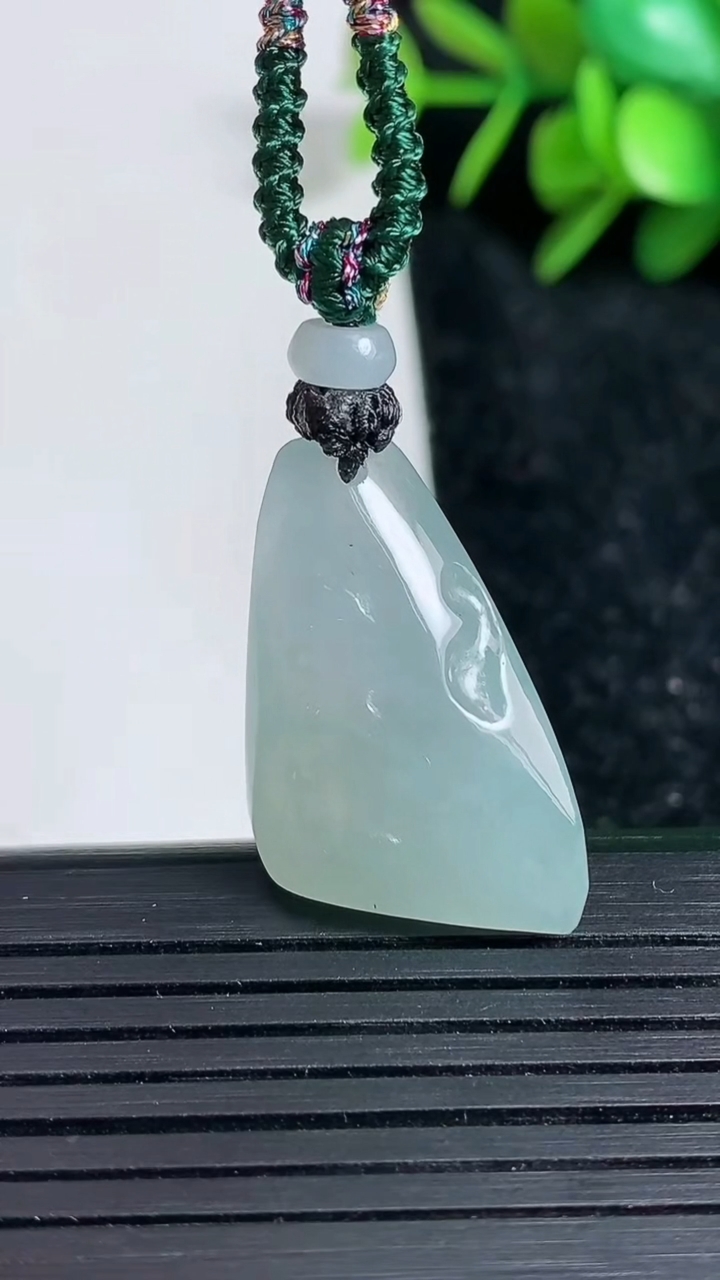 天然A货翡翠飘花原石吊坠尺寸26.4-17.9-8.6重量:7.42g
3月23日