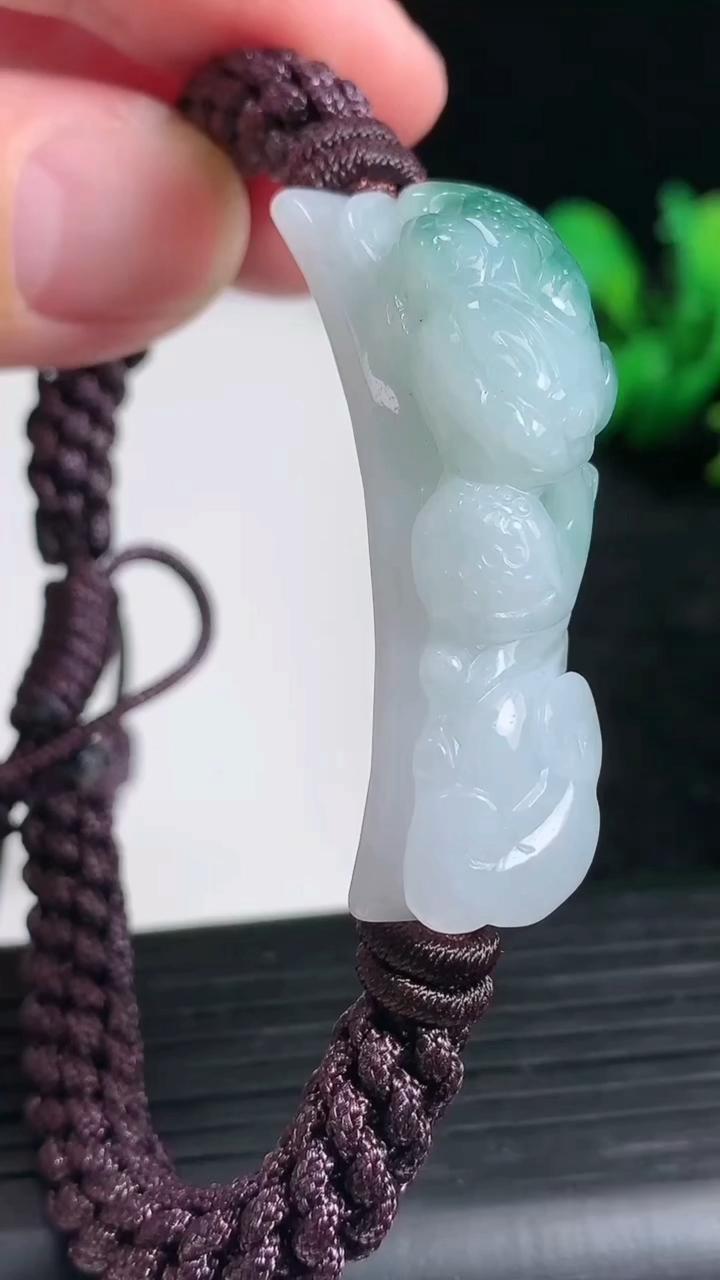 天然A货翡翠金蟾手牌尺寸42.7-12.9-12.1重量:17.30g
3月23日