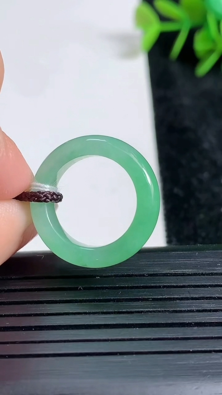 天然A货翡翠指环戒指尺寸15-5.1-3.4重量:2.98g2026年3月23日
工厂直销收藏佳品,种好水足，色泽均匀，有种有色，上手高大气！