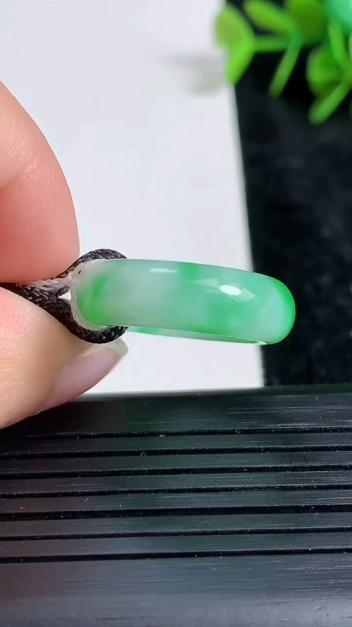 天然A货翡翠指环戒指尺寸15.5-6.3-3.4重量:3.74g2026年3月23日
工厂直销收藏佳品,种好水足，色泽均匀，有种有色，上手高大气！