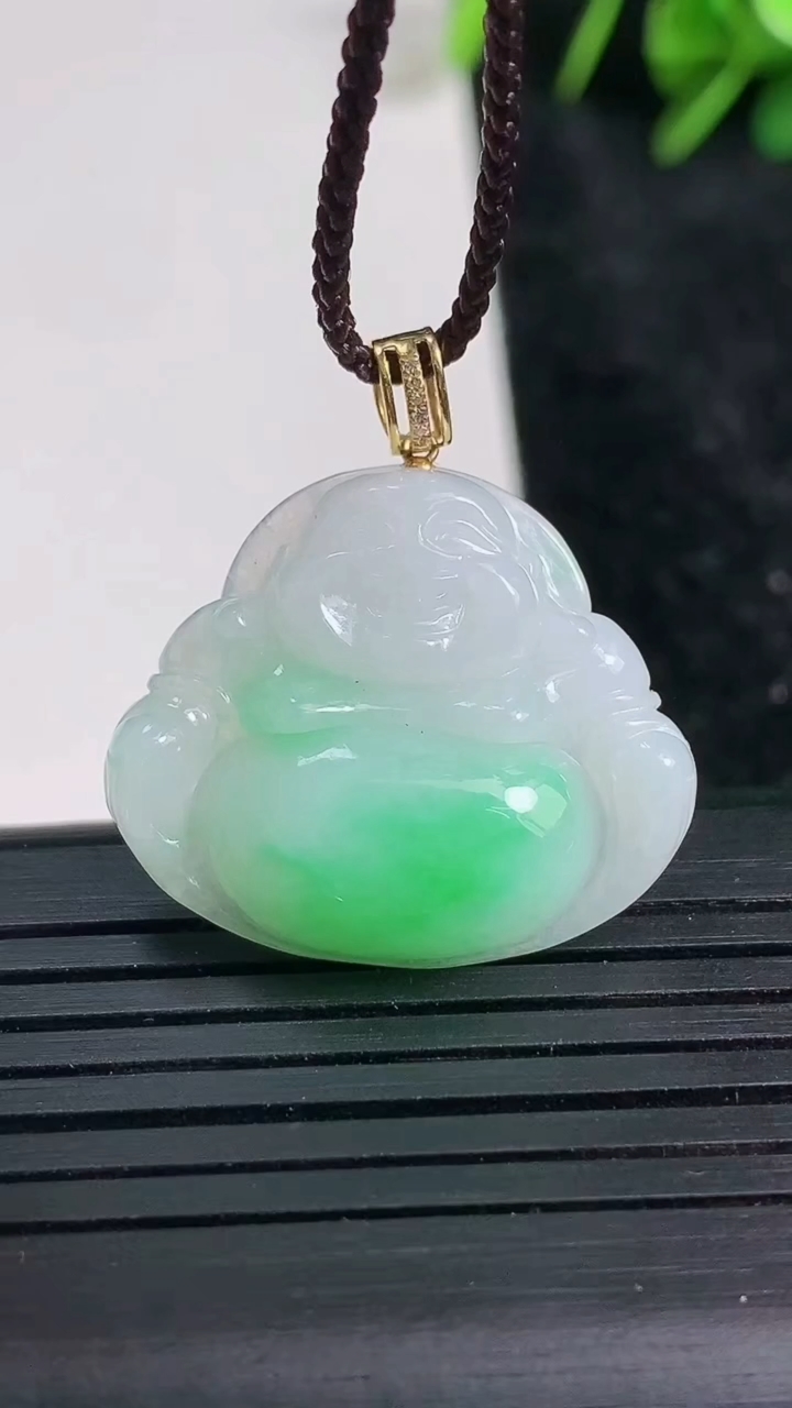 天然A货翡翠佛公吊坠尺寸22.4-26.3-5.5重量:5.00g
3月23日