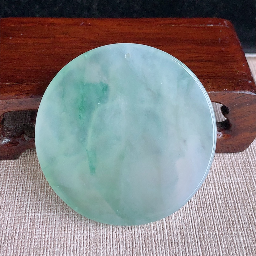 天然A货翡翠飘花一刀切大日如来吊坠 
尺寸48.2-6mm 重量30.99g 0322