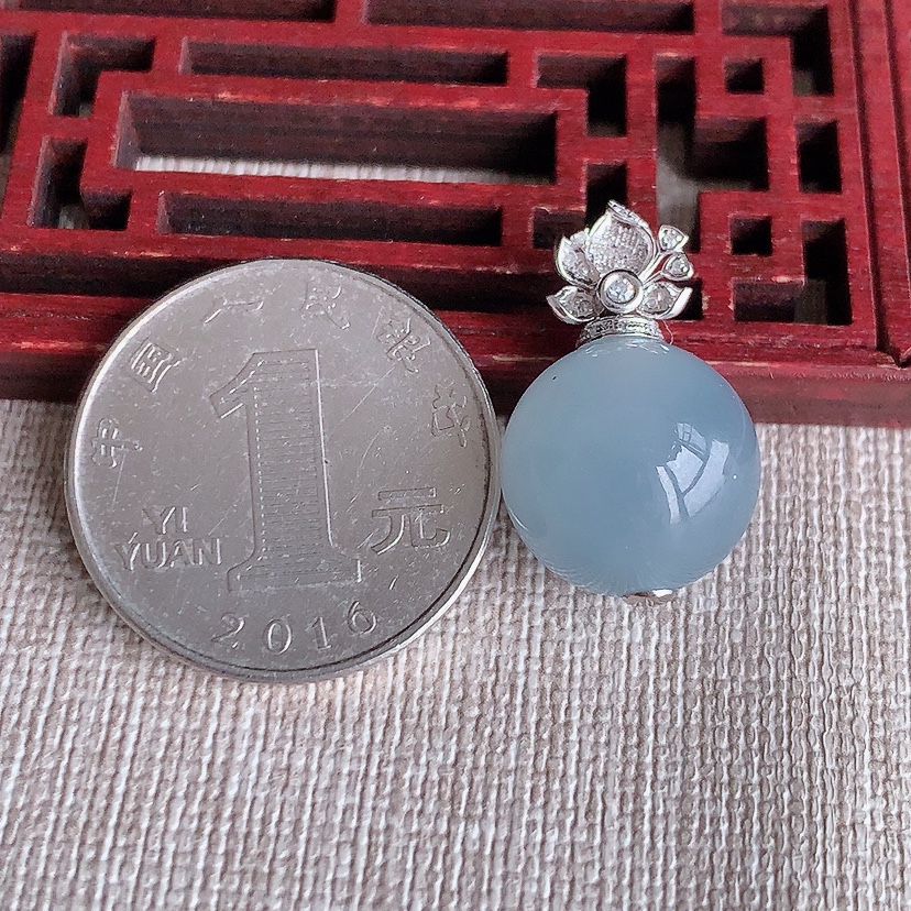 天然A货翡翠18K金伴钻镶嵌紫罗兰圆珠转运珠吊坠 
尺寸23.5-14.5mm 重量6.10g 0322