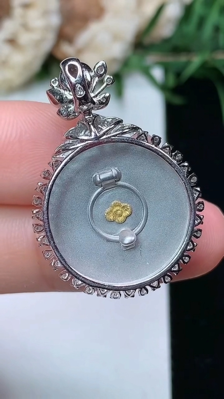 天然A货翡翠平安扣吊坠，尺寸30.2-20.9-7.3，裸石18，重量:4.61g
3月23日