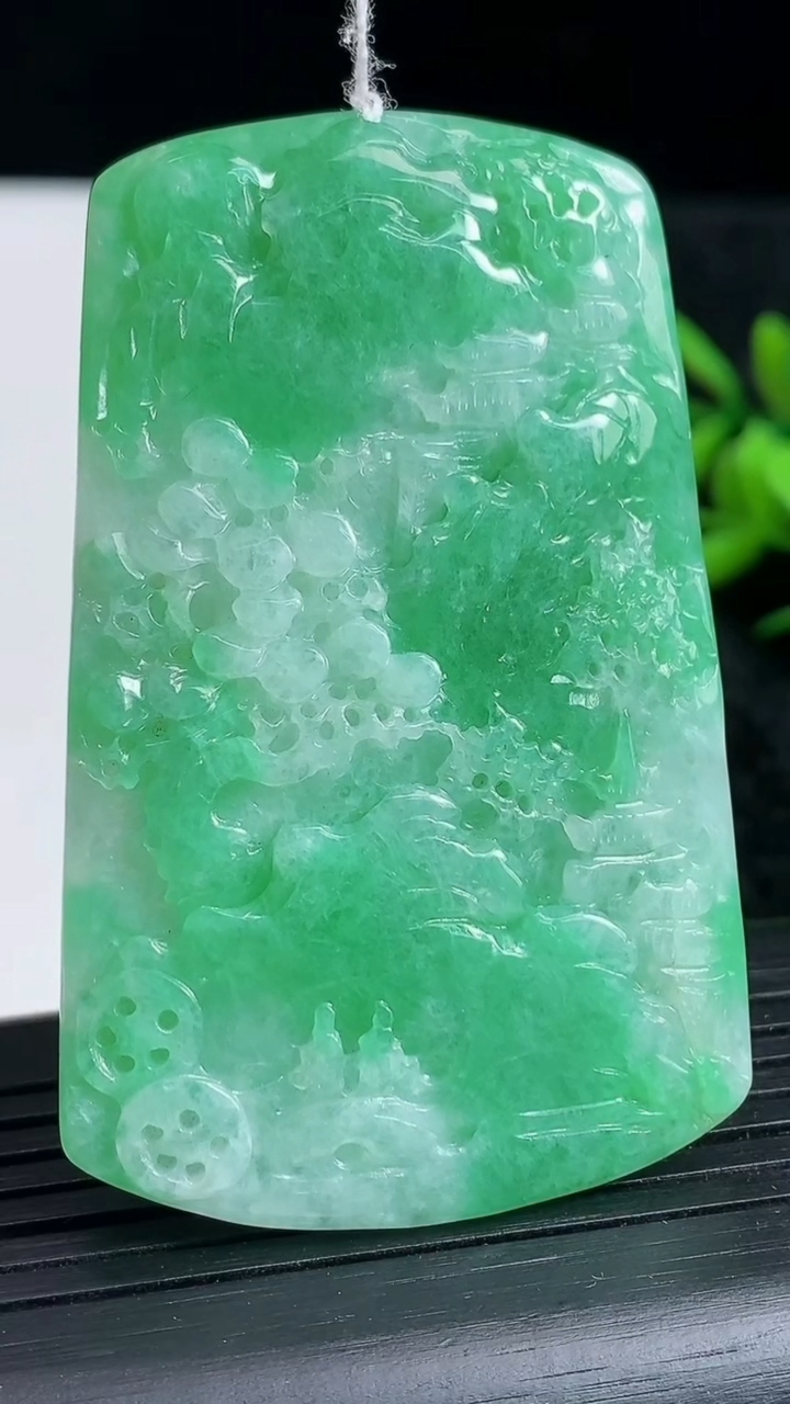 天然A货翡翠山水牌吊坠尺寸58.5-36.9-5.1重量:26.58g
3月23日
