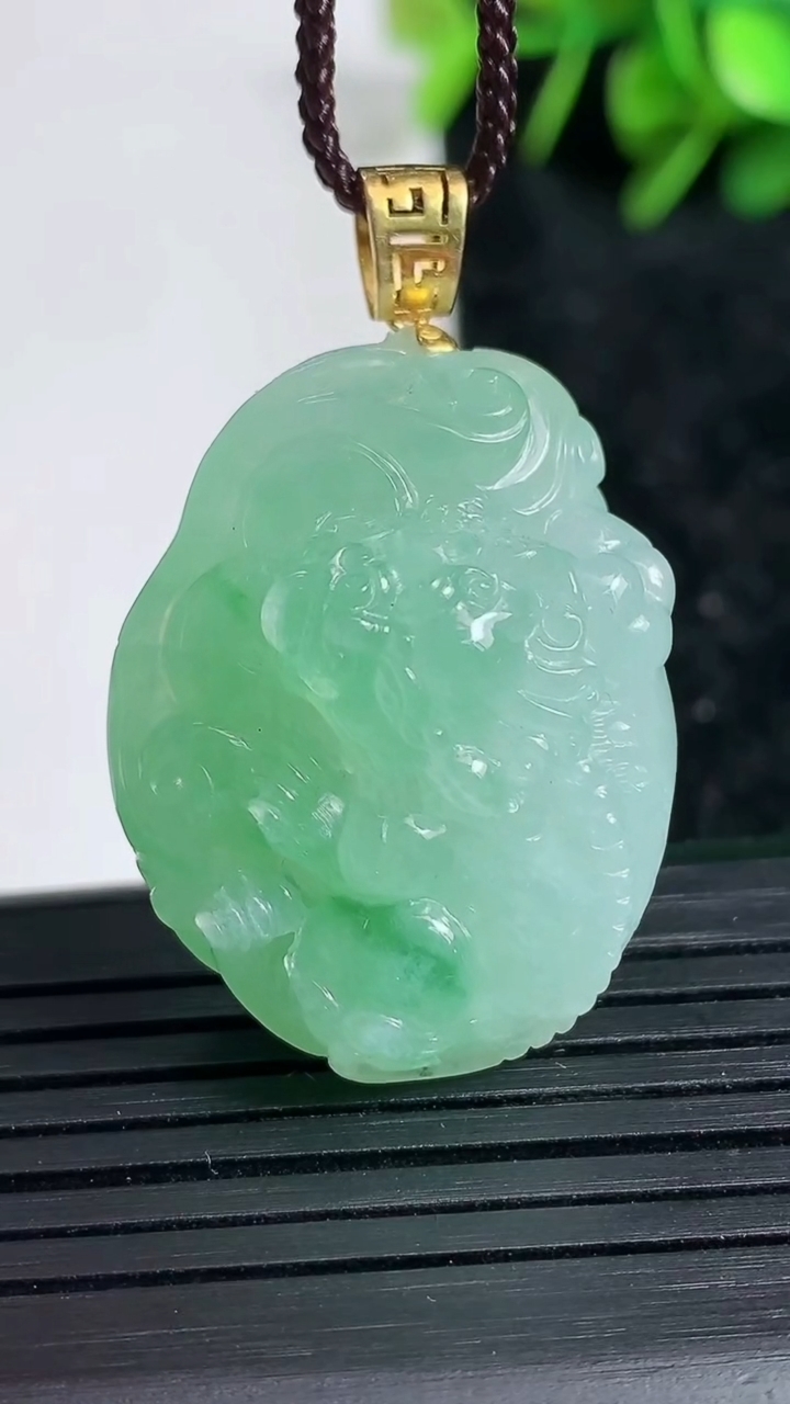 天然A货翡翠金蟾吊坠尺寸31.6-23.9-14.4重量:15.01g
3月23日