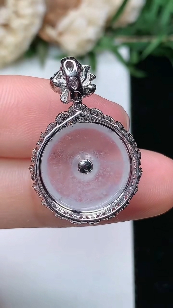 天然A货翡翠白冰平安扣吊坠，尺寸25.8-17.4-8，裸石14，重量:2.82g
3月23日