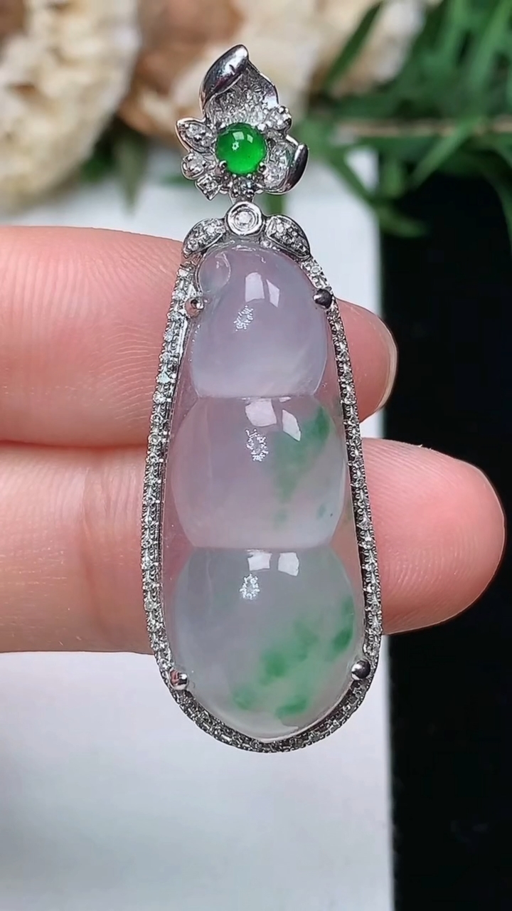 天然A货翡翠福豆吊坠，尺寸39.4-13.6-8.6，裸石27.7-11.2，重量:4.38g
3月23日，重量:4.38g