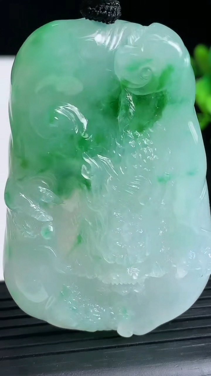 天然A货翡翠龙牌吊坠尺寸60.8-40.8-10.8重量:58.32g
3月23日