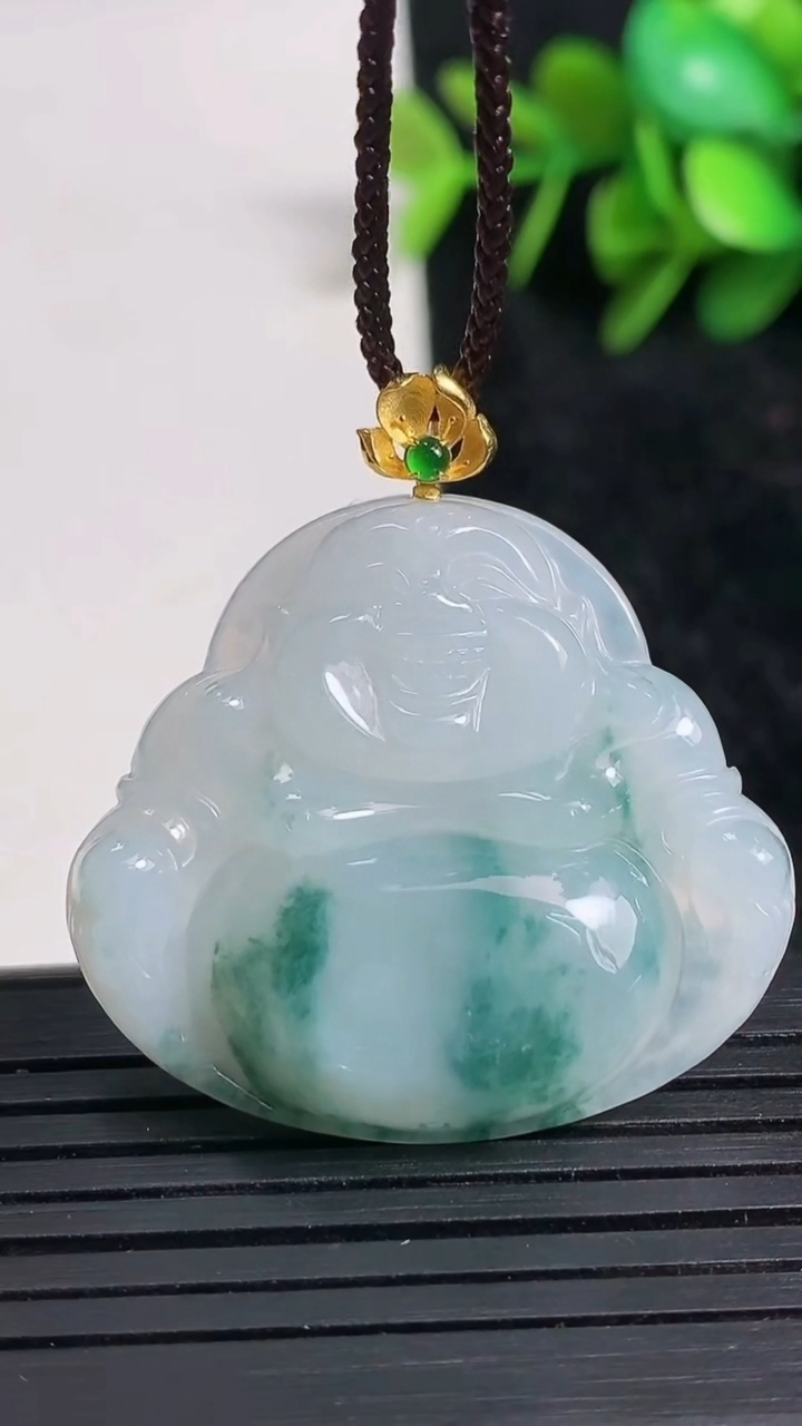 天然A货翡翠18K金飘花佛公吊坠尺寸31.4-34.3-6.2重量:9.93g
3月23日