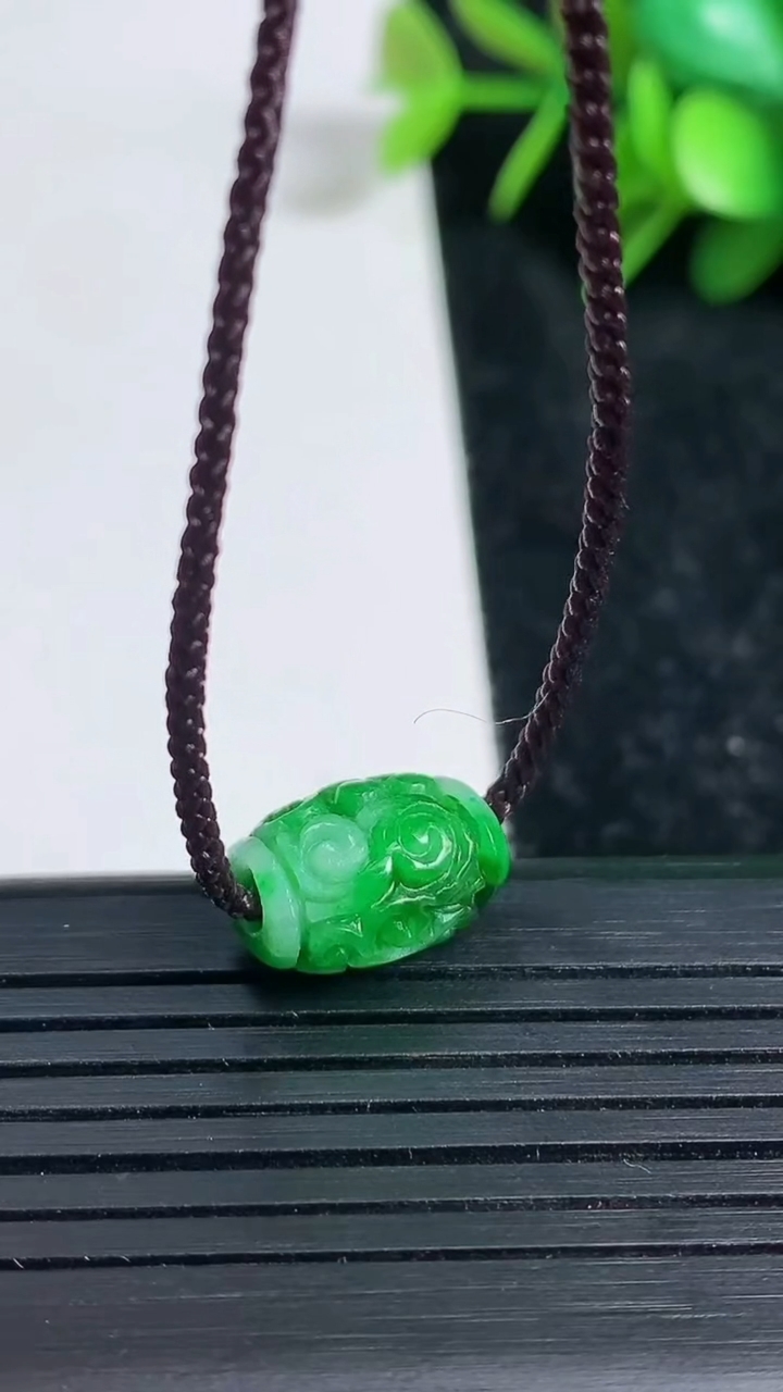 天然A货翡翠雕花路路通吊坠尺寸12.8-9.6-8重量:1.78g
3月23日