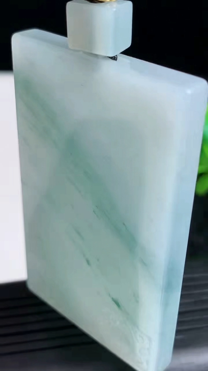 天然A货翡翠飘花仿古无事牌吊坠尺寸60.5-38.5-6.1重量:64.87g
3月23日