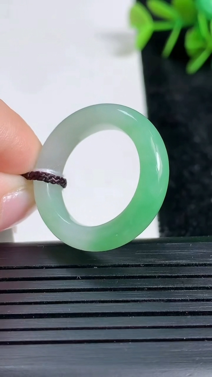 天然A货翡翠指环戒指尺寸18.3-5.6-4.3重量:5.00g2026年3月23日
工厂直销收藏佳品,种好水足，色泽均匀，有种有色，上手高大气！