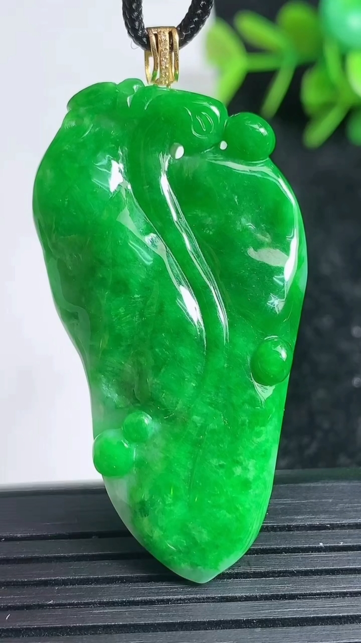 天然A货翡翠金枝玉叶 叶子吊坠尺寸48.5-27-8重量:16.82g
3月23日