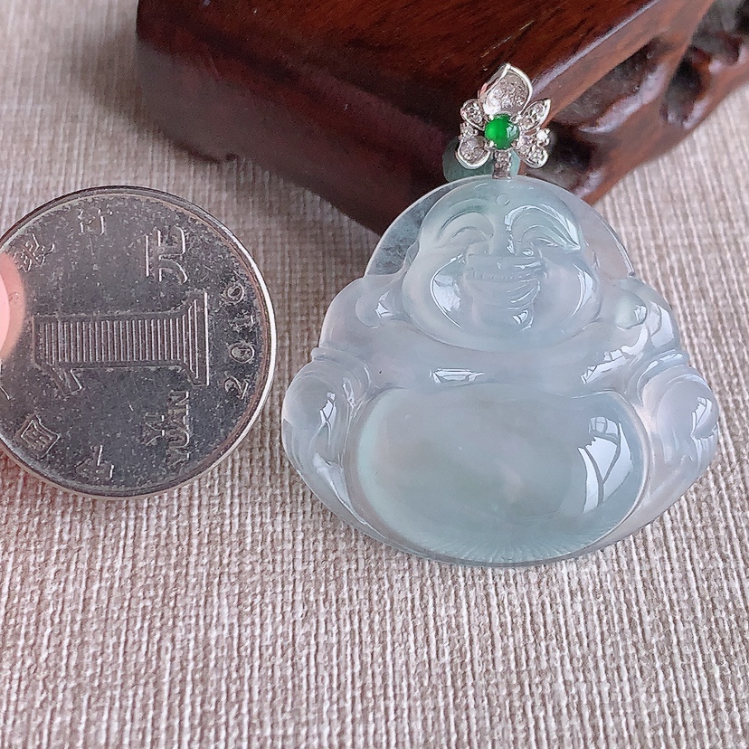 天然A货翡翠18K金伴钻镶嵌晴水佛公吊坠 
尺寸39.3-31.5-34.7-6.6mm 重量11.48g 0322