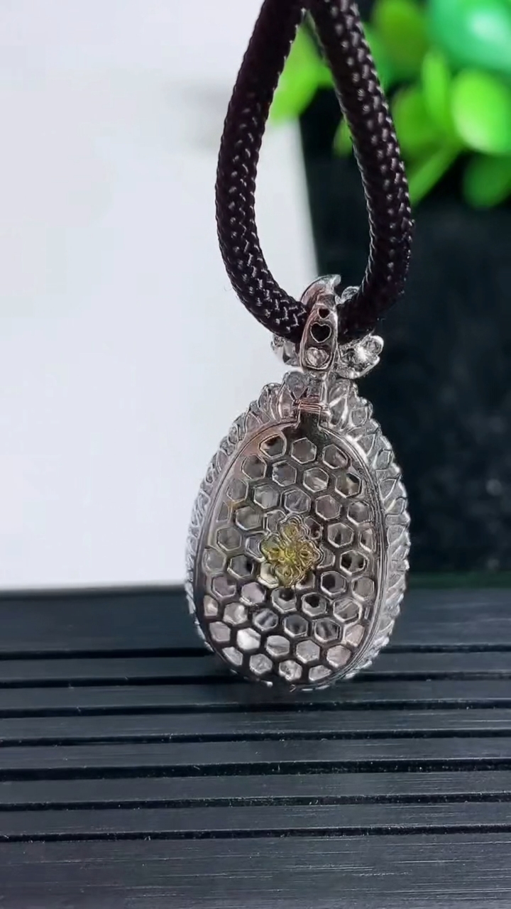 天然A货翡翠如意吊坠尺寸29.9-15.9-5.9裸石19.1-12.2重量:3.38g
3月23日