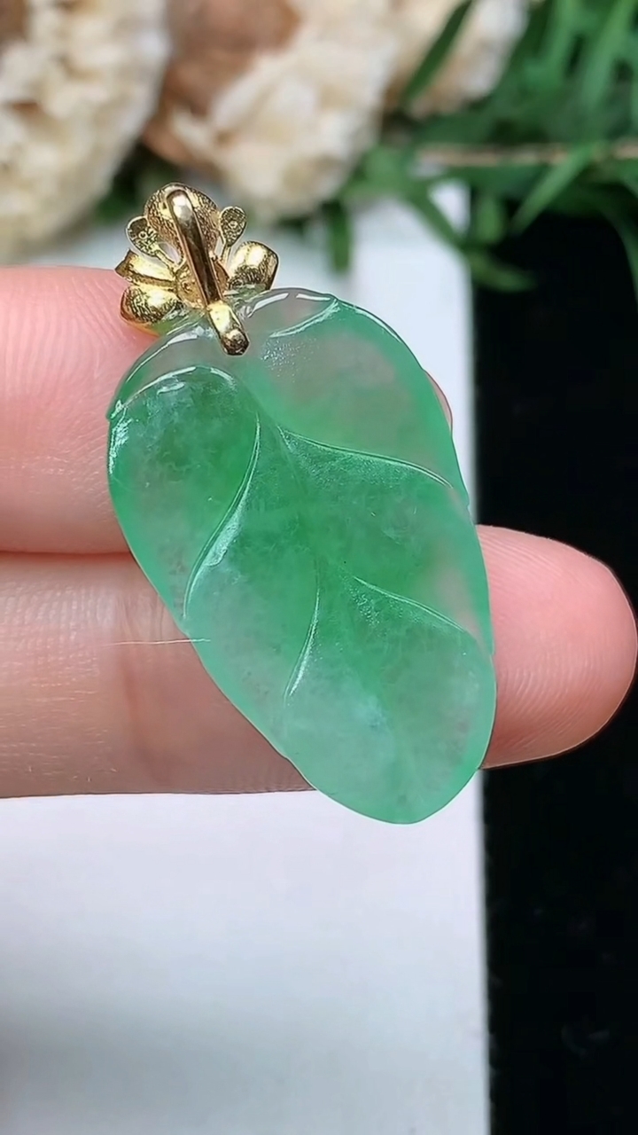 天然A货翡翠金枝玉叶 叶子吊坠，尺寸25-15.5-3.6，重量:3.02g
3月23日