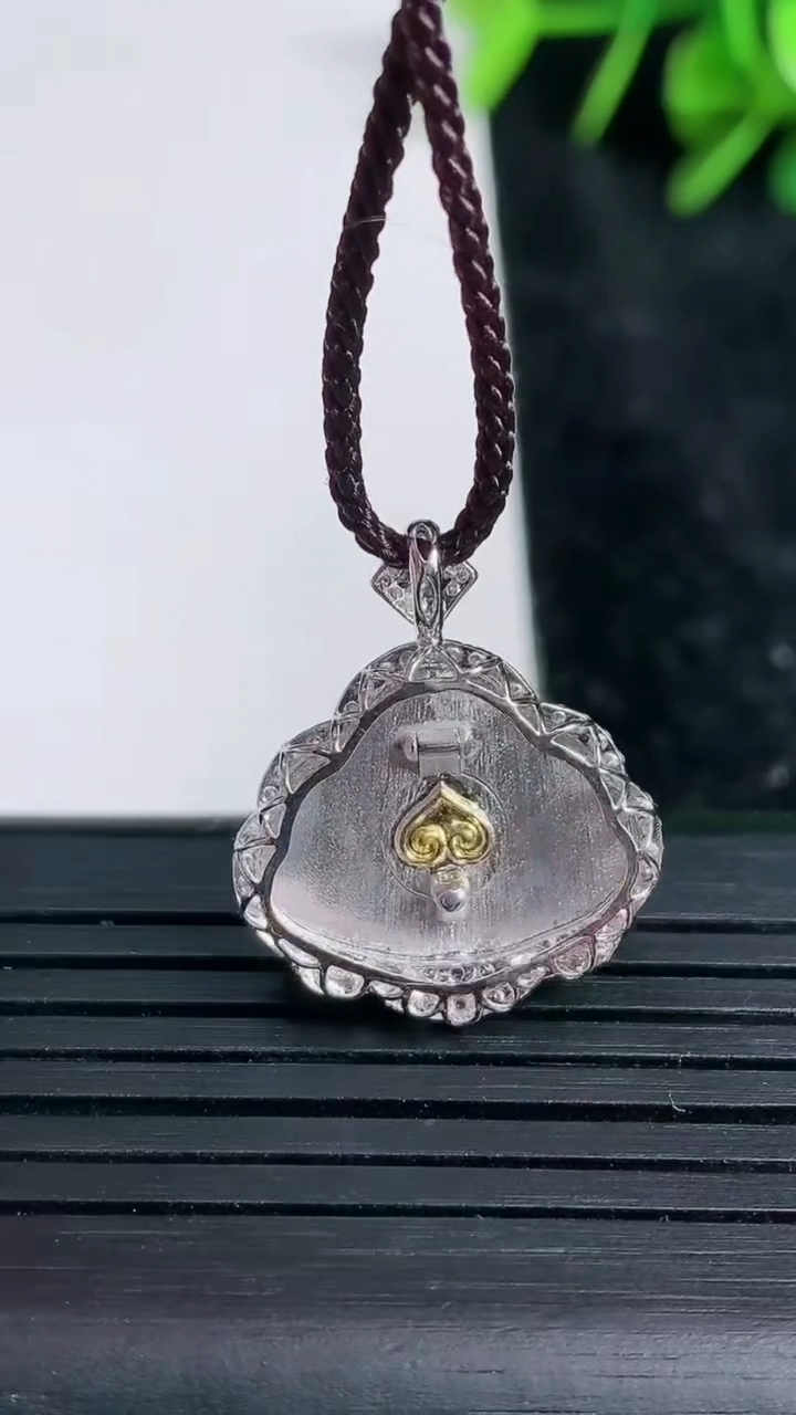 天然A货翡翠佛公吊坠尺寸22.6-19-7.8裸石13.5-17.1重量:2.61g
3月23日