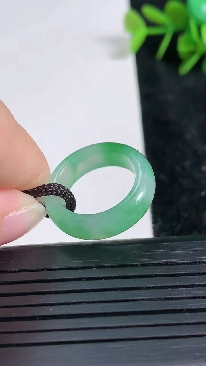 天然A货翡翠指环戒指尺寸16.2-5.9-3.2重量:3.42g2026年3月23日
工厂直销收藏佳品,种好水足，色泽均匀，有种有色，上手高大气！