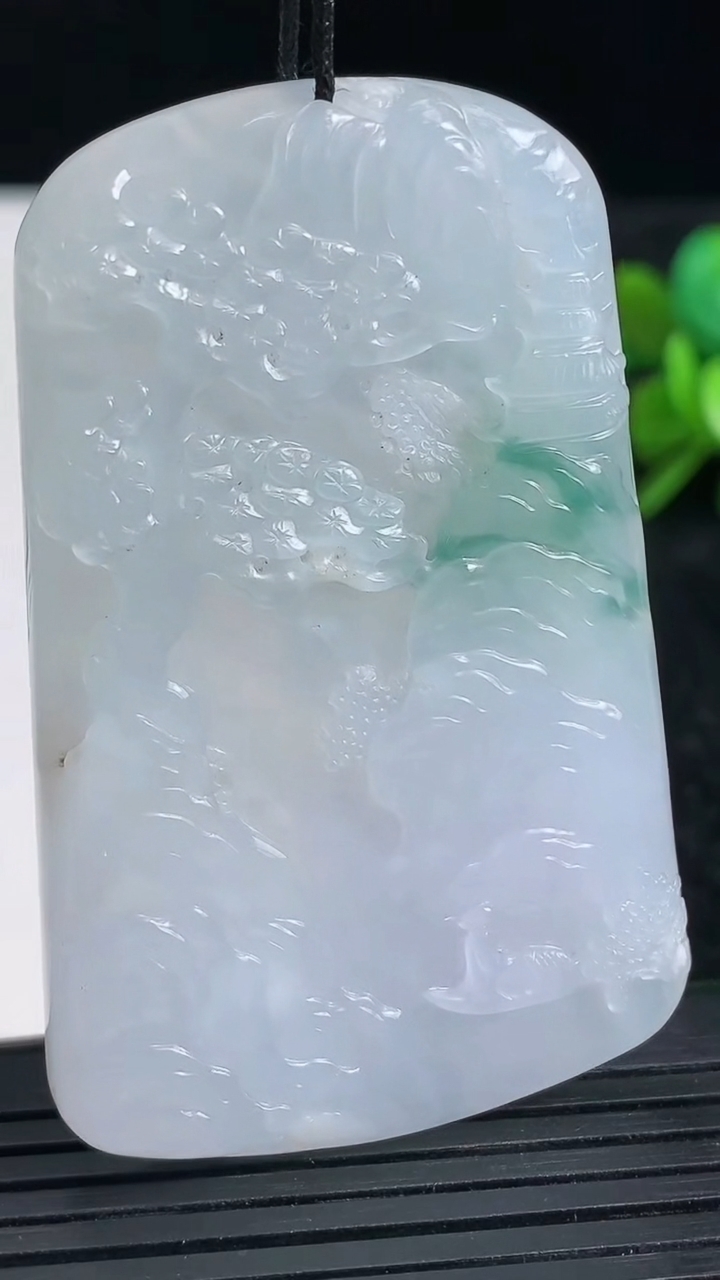 天然A货翡翠牌吊坠尺寸58.9-37.3-5.4重量:28.32g
3月23日