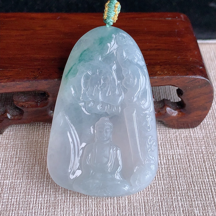 天然A货翡翠飘花大日如来吊坠 
尺寸52.8-34.5-5.8mm 重量23.10g 0322