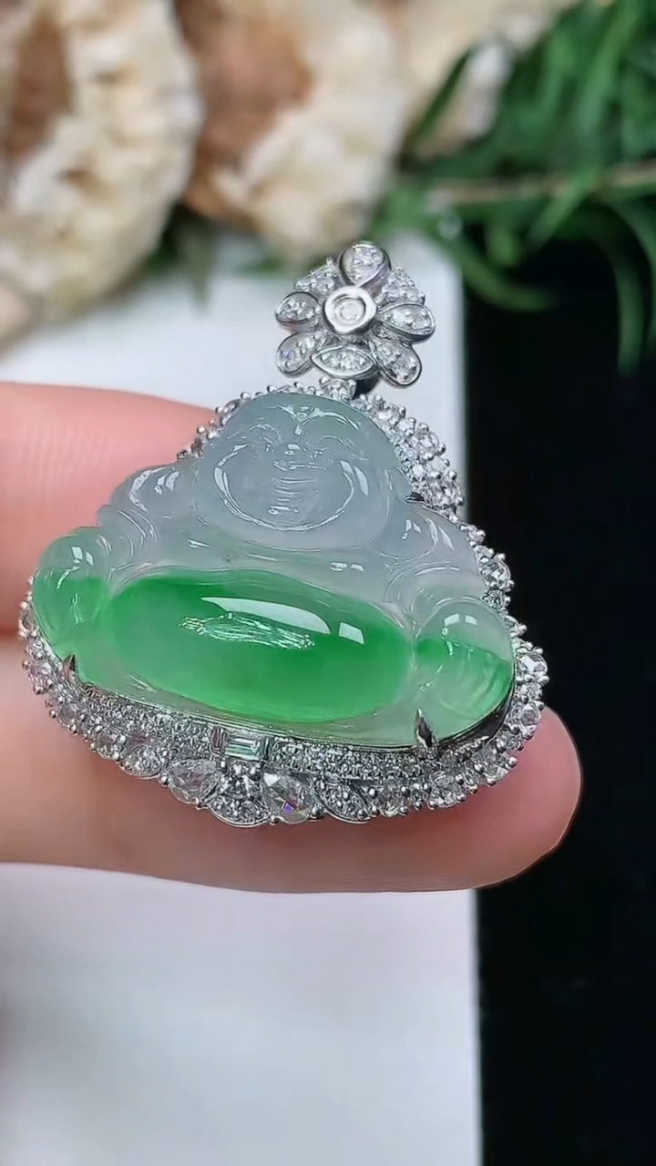 天然A货翡翠佛公吊坠，尺寸31.6-26.7-12，裸石16.2-23.3，重量:6.74g
3月23日