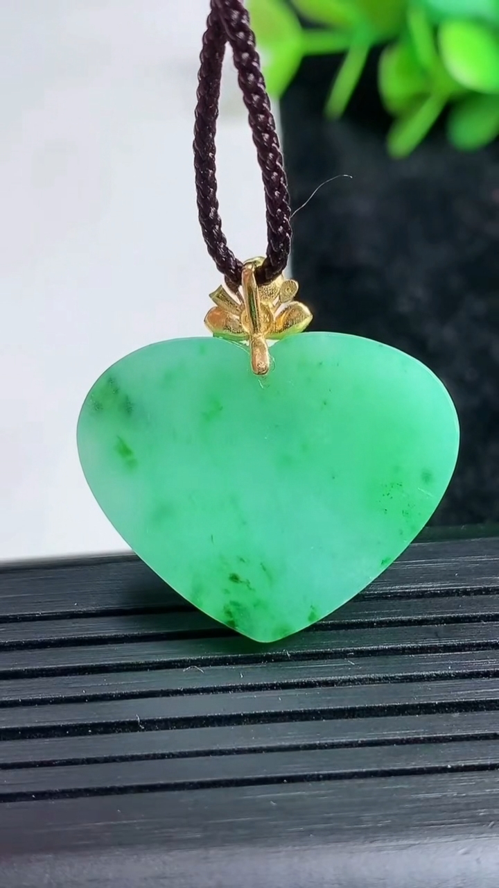 天然A货翡翠爱心吊坠尺寸27.4-27.5-3.8重量:5.88g
3月23日